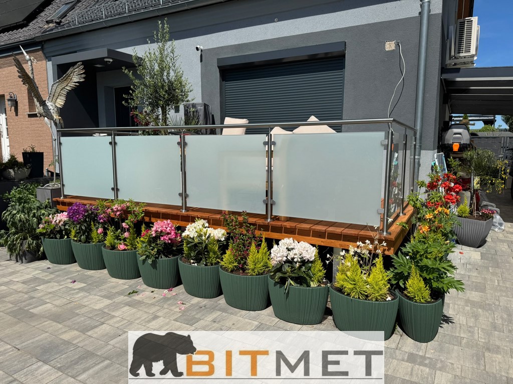 Aluminiumterrasse mit Edelstahlgeländer und Milchglas